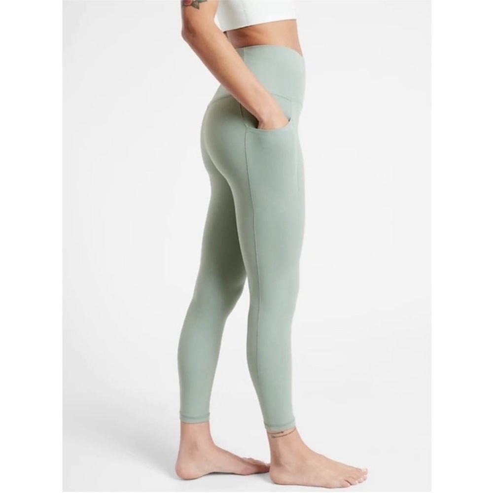 Athleta‎ salutation stash pocket II in 7/8 length size small